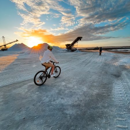 Fietstour langs de zoutvlaktes op Sardinië met zonsondergang