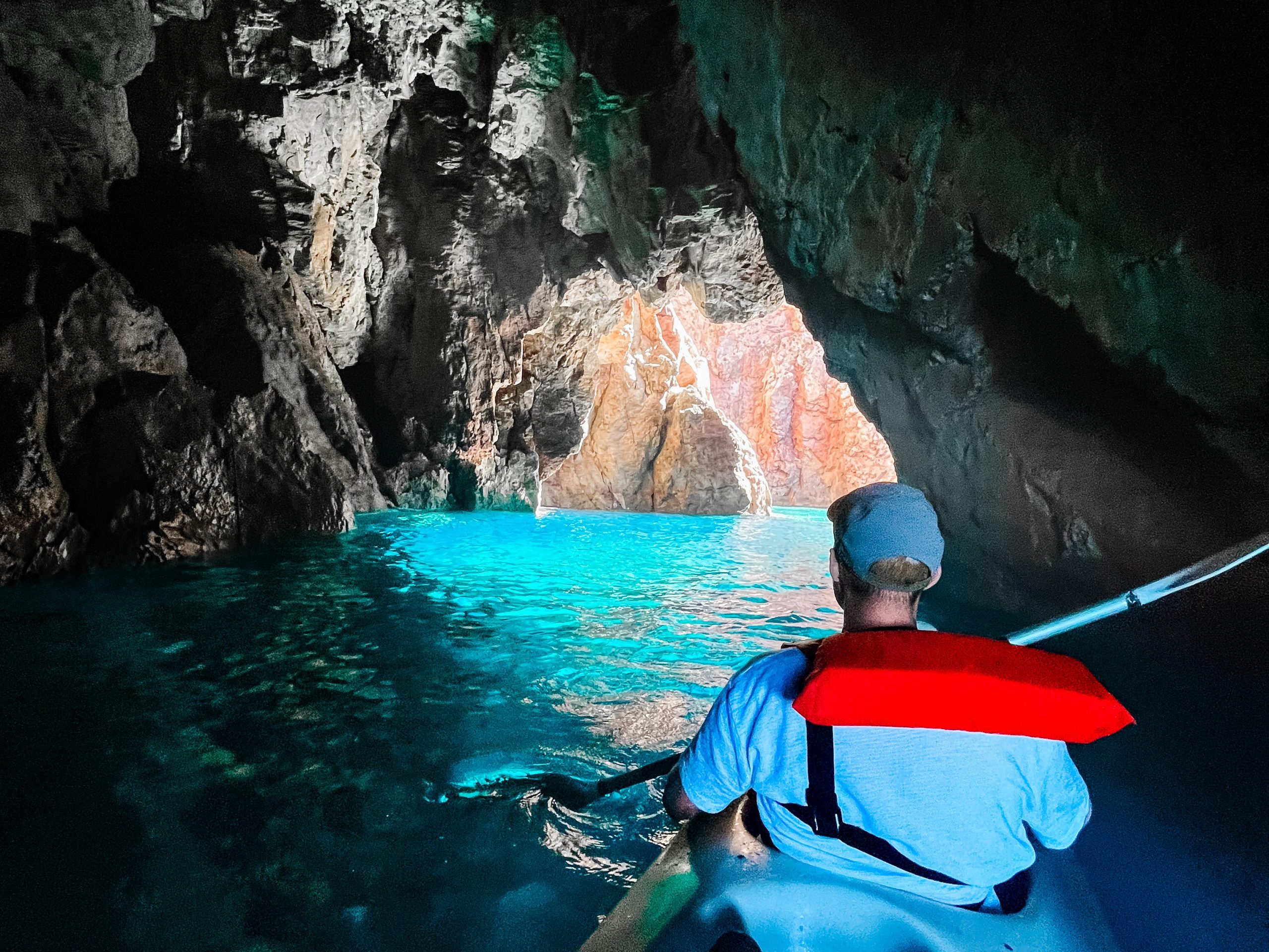 de blauwe grot sardinië bezoeken met boottocht of kano