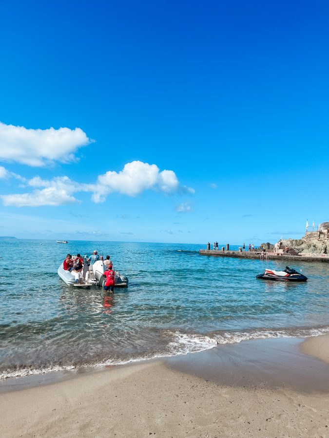 Vertrek van de boot vanaf het strand naar de Grutta Azzurro 