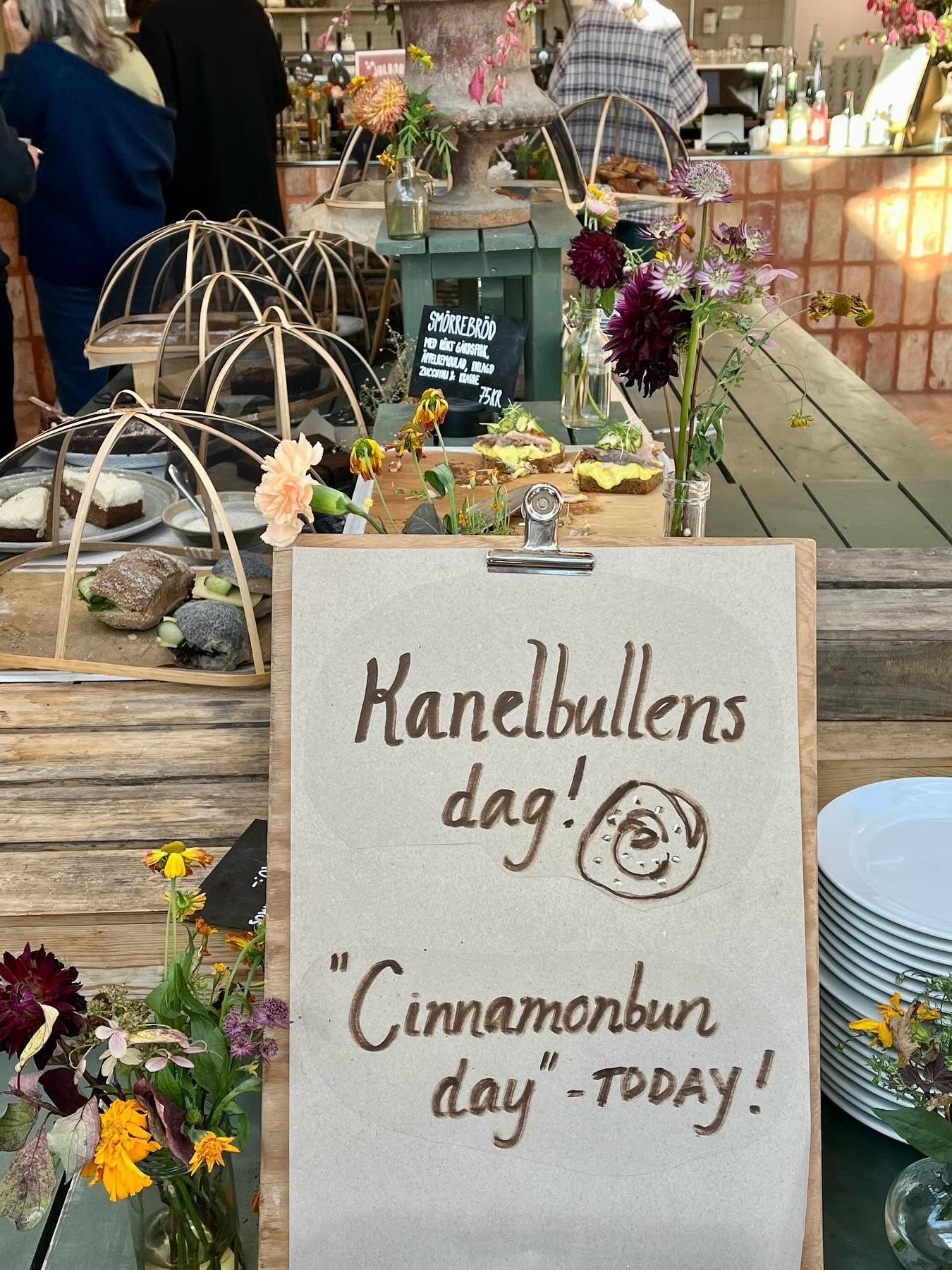 fika in stockholm kaneelbroodje Rosendals Trädgårdskafé