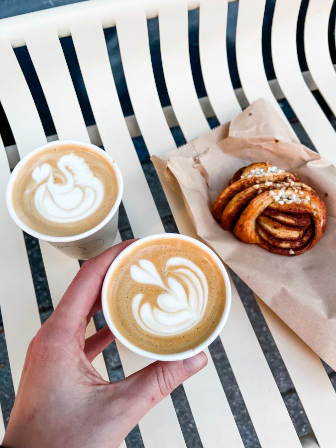 Koffie en een kaneelbroodje van The Coffee District 