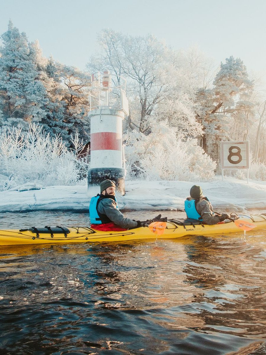 winter kayakken in stockholm tijdens kerst